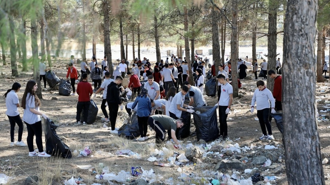 “Temiz Çevre Temiz Dünya” Projesi Kapsamında Okulumuzun Çevre Temizliğini Yaptık!